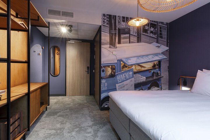 Room 34 of 110