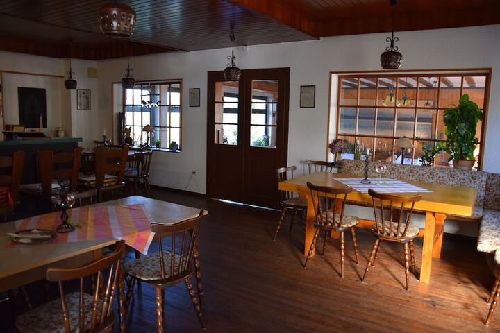 Dining 8 of 13