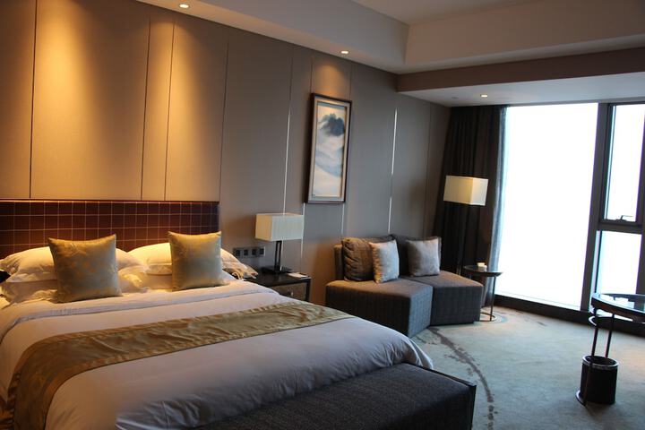 Room 17 of 77