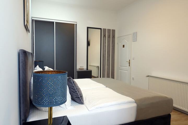 Room 13 of 33