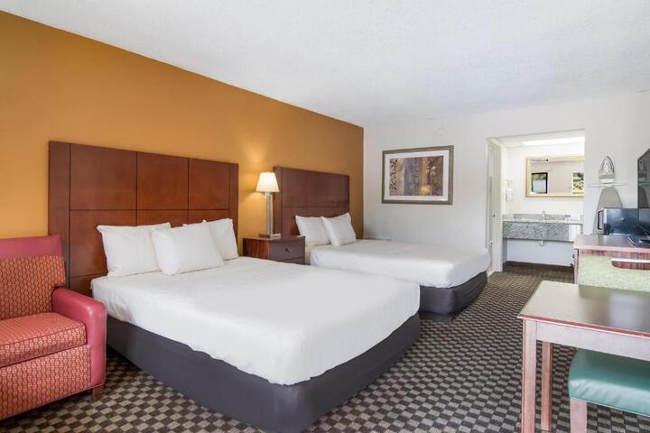 2 Queen Beds (6 of 8)