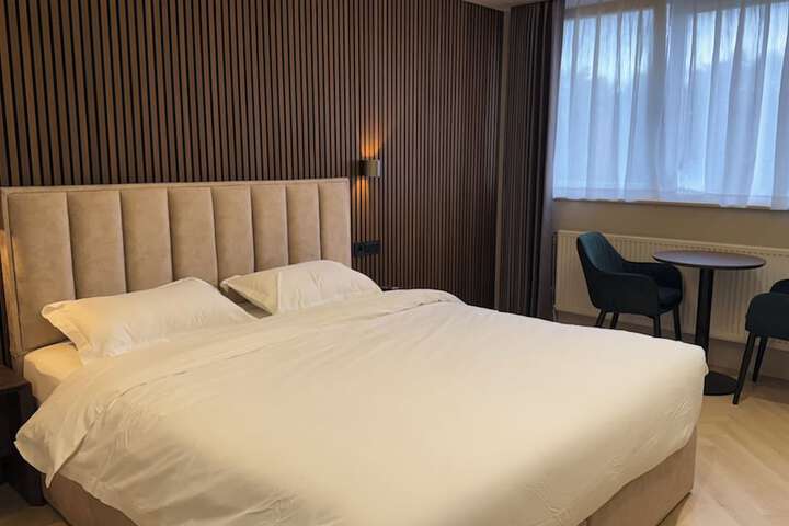 Room 10 of 33