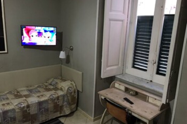 Room 27 of 38