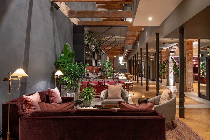 Lobby lounge