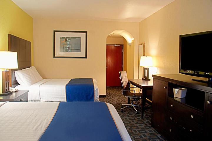 2 Queen Beds (6 of 8)