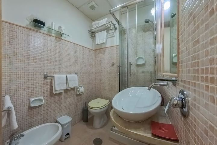 Room 33 of 65