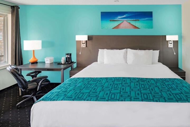 1 Queen Bed (11 of 25)
