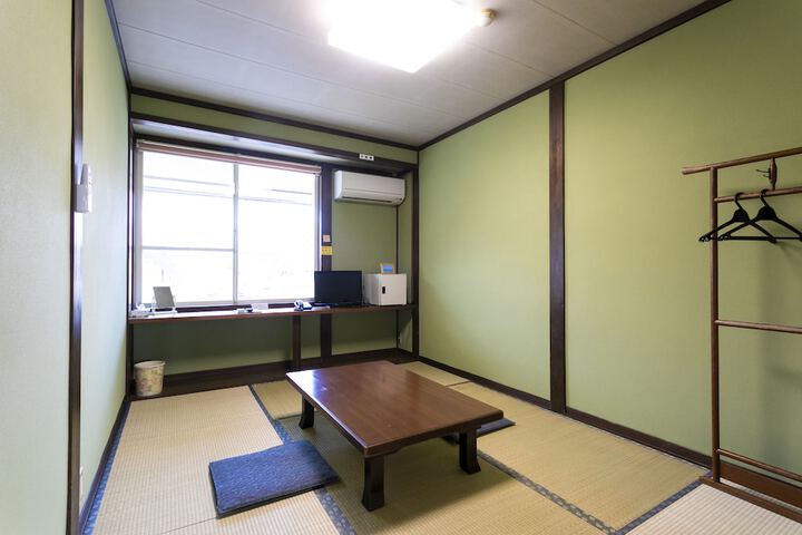 Room 4 of 7