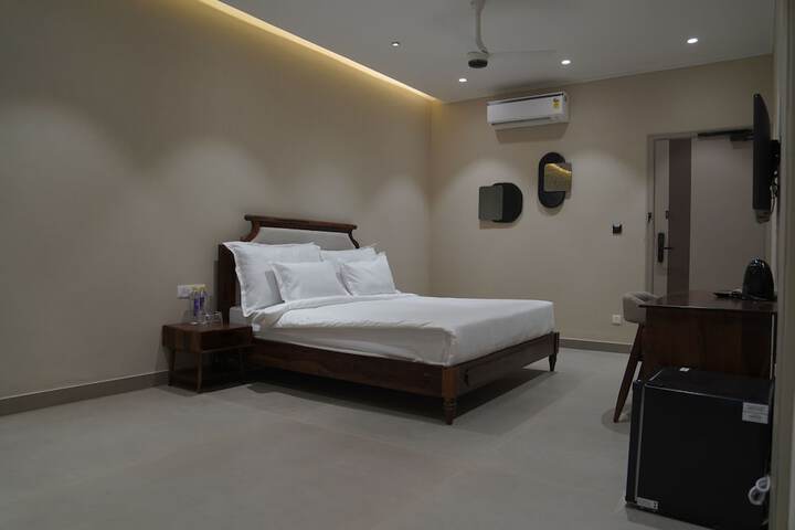 Room 14 of 37