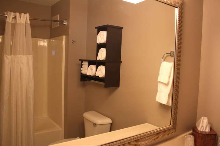 1 Bedroom Queen Bed Accessible (8 of 10)