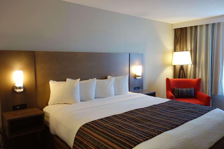 1 King Bed (3 of 8)