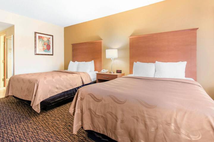 2 Queen Beds (6 of 7)