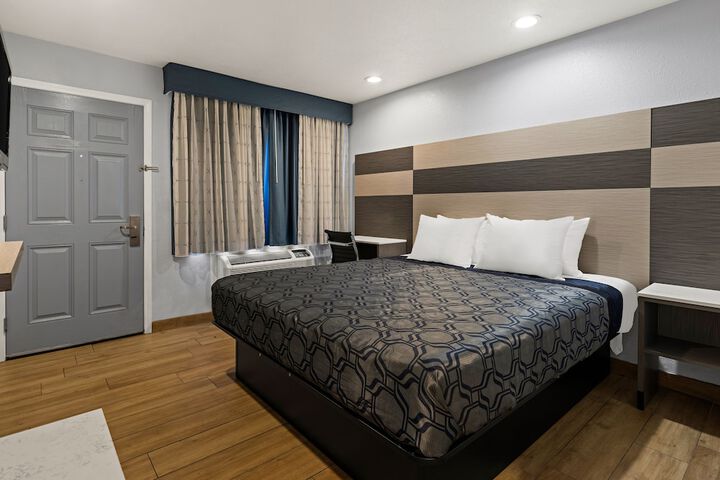 1 Queen Bed (5 of 11)