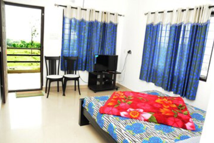 Room 6 of 12