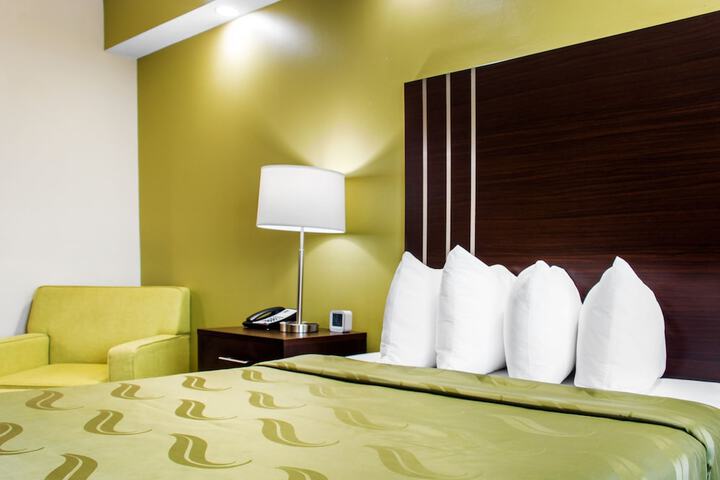 1 King Bed (2 of 16)
