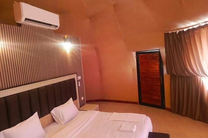 Room 5 of 76
