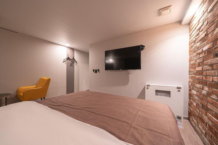Room 17 of 64