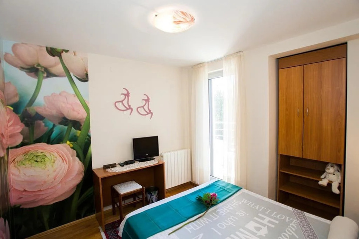 Room 4 of 12