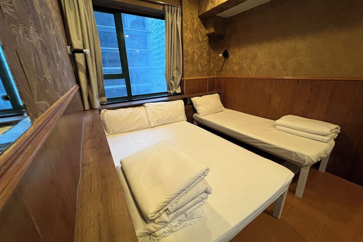 Room 9 of 35