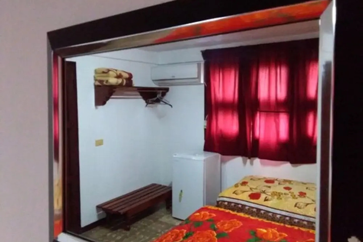 Room 4 of 12