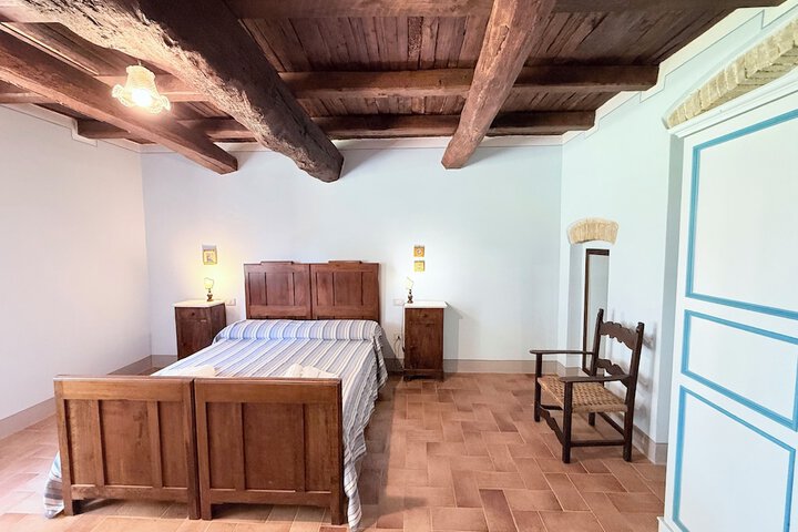 Room 2 of 83