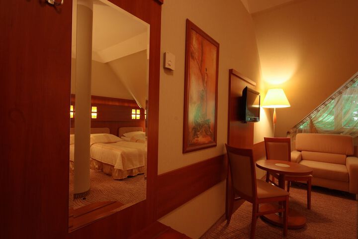 Room 10 of 42