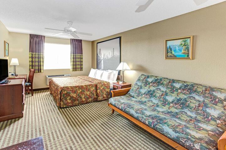 1 Queen Bed (1 of 11)