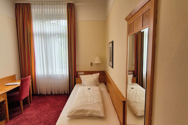Room 15 of 33