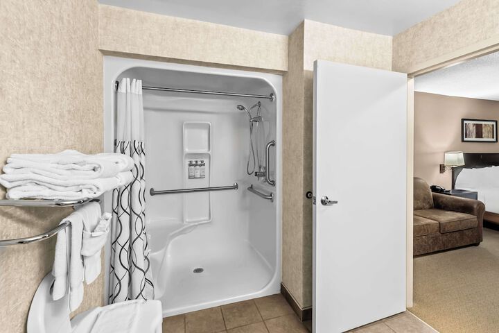 Accessible 1 Queen Accessible Walk in Shower Sofa Bed Microwave and Refrigerator WiFi Full Breakfast (13 of 16)