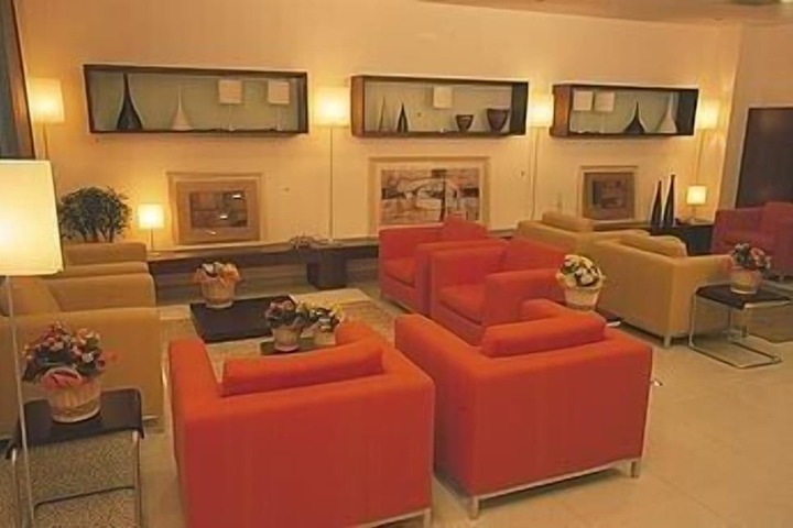 Lounge 32 of 35