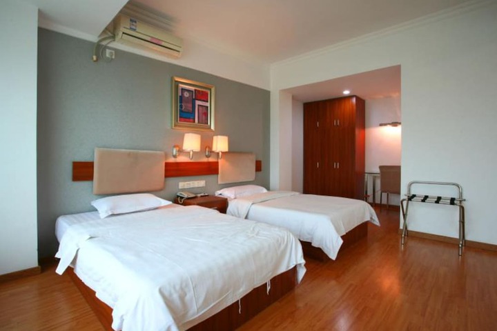 Room 9 of 14