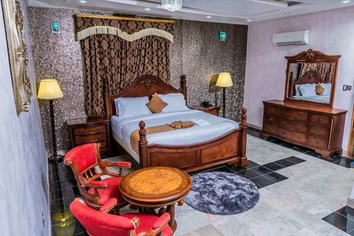 Room 12 of 40