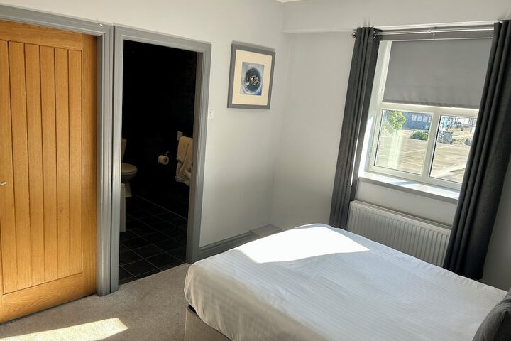 Room 33 of 142