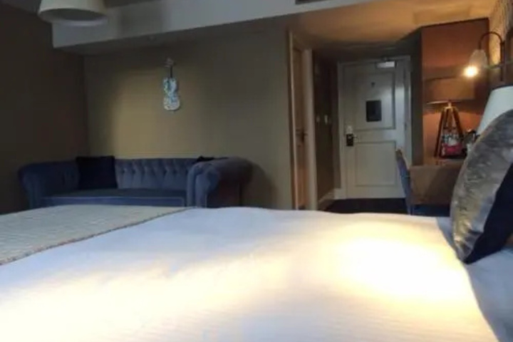 Room 5 of 9