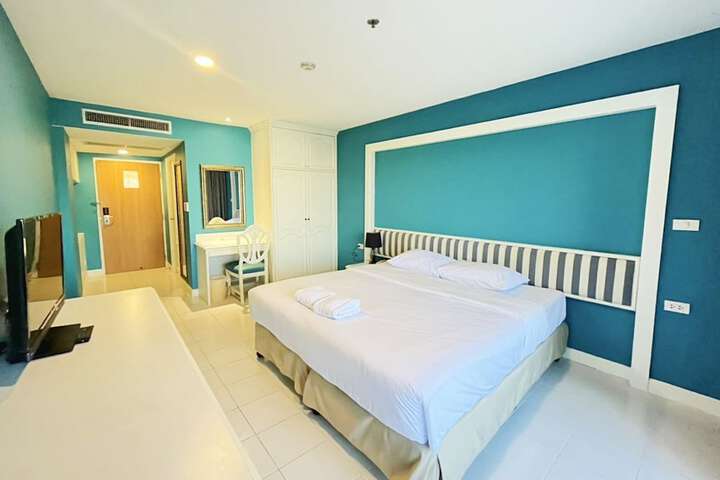 Room 19 of 102