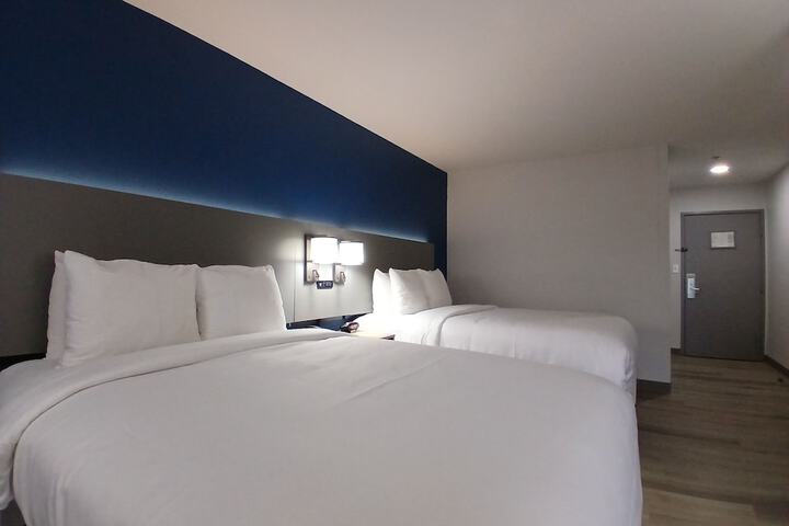 2 Queen Beds (14 of 20)