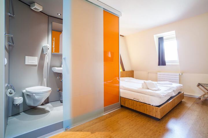 Room 9 of 28