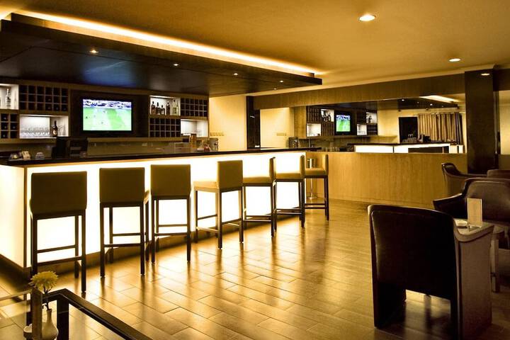 Lounge 25 of 39