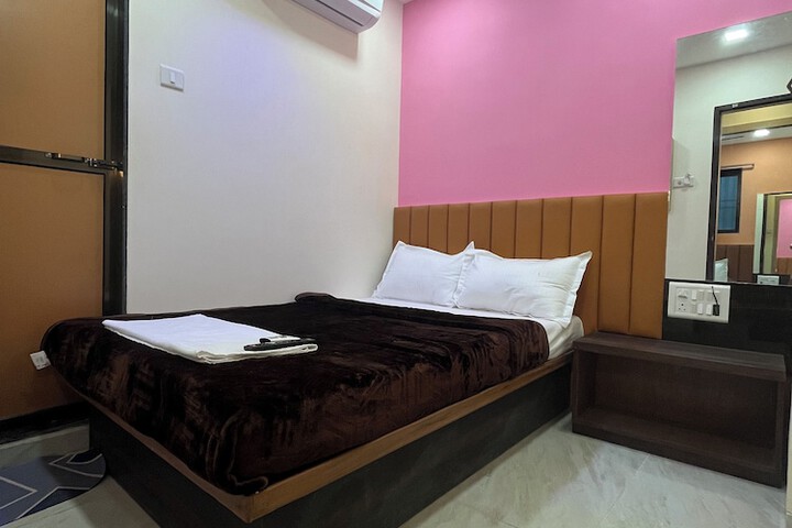 Room 8 of 18