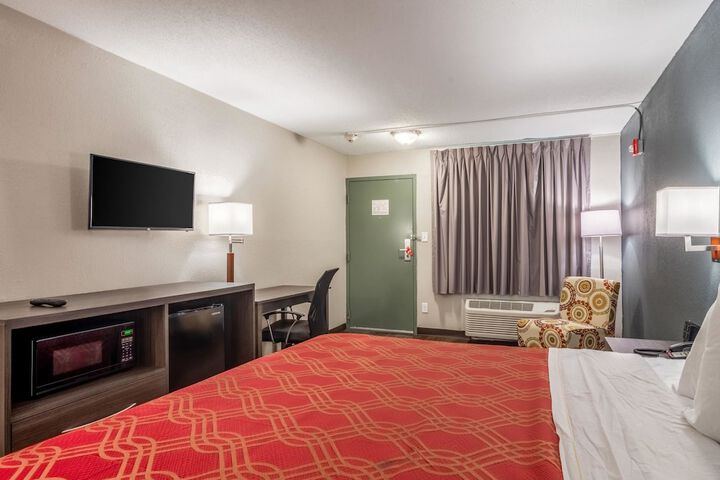 1 King Bed (13 of 13)