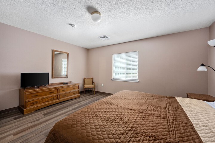 Studio Suite Queen Bed (4 of 26)
