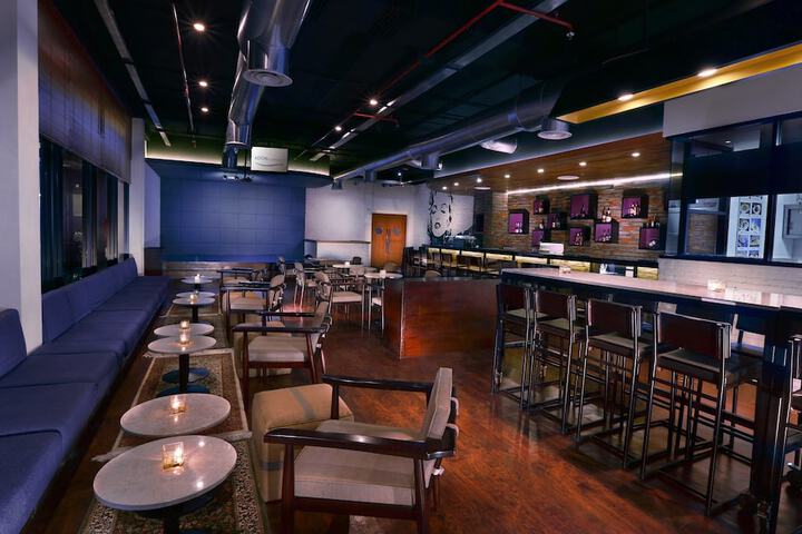 Lounge 22 of 27