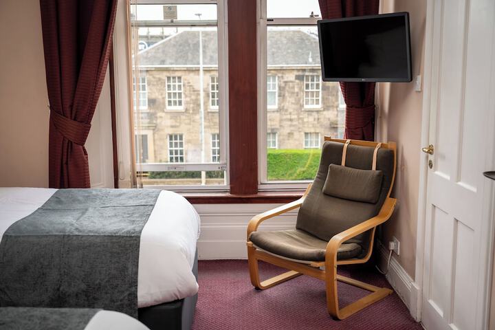 Room 17 of 38