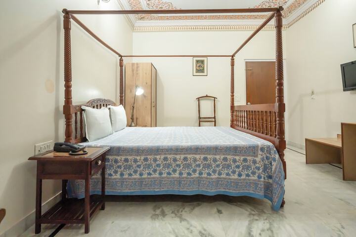 Room 19 of 76