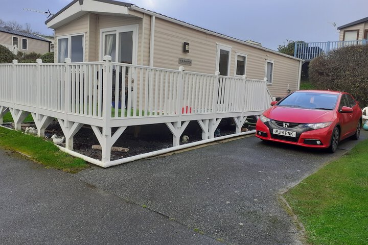 Cozy Chalet Sleeps 4 With Garden in Newquay