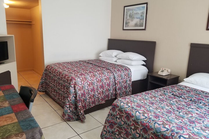 2 Double Beds (11 of 21)