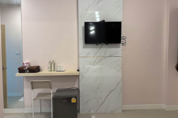 Room 6 of 18