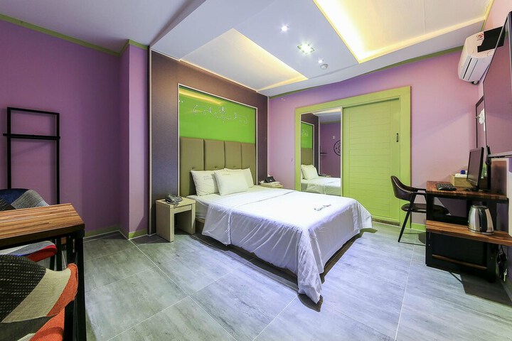 Room 16 of 22