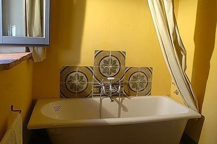 Deep soaking bathtub
