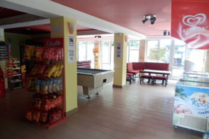 Lounge 3 of 33